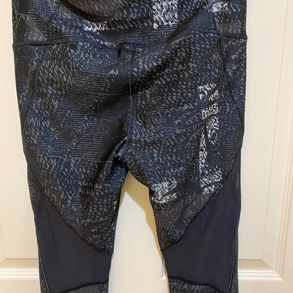UA Compression‎ Leggings-Heat Gear- Black/Gray print- Size M- Mesh Cutouts - Picture 10 of 13